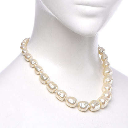 Chanel Baroque Pearl Short Necklace Gold 2 of 6