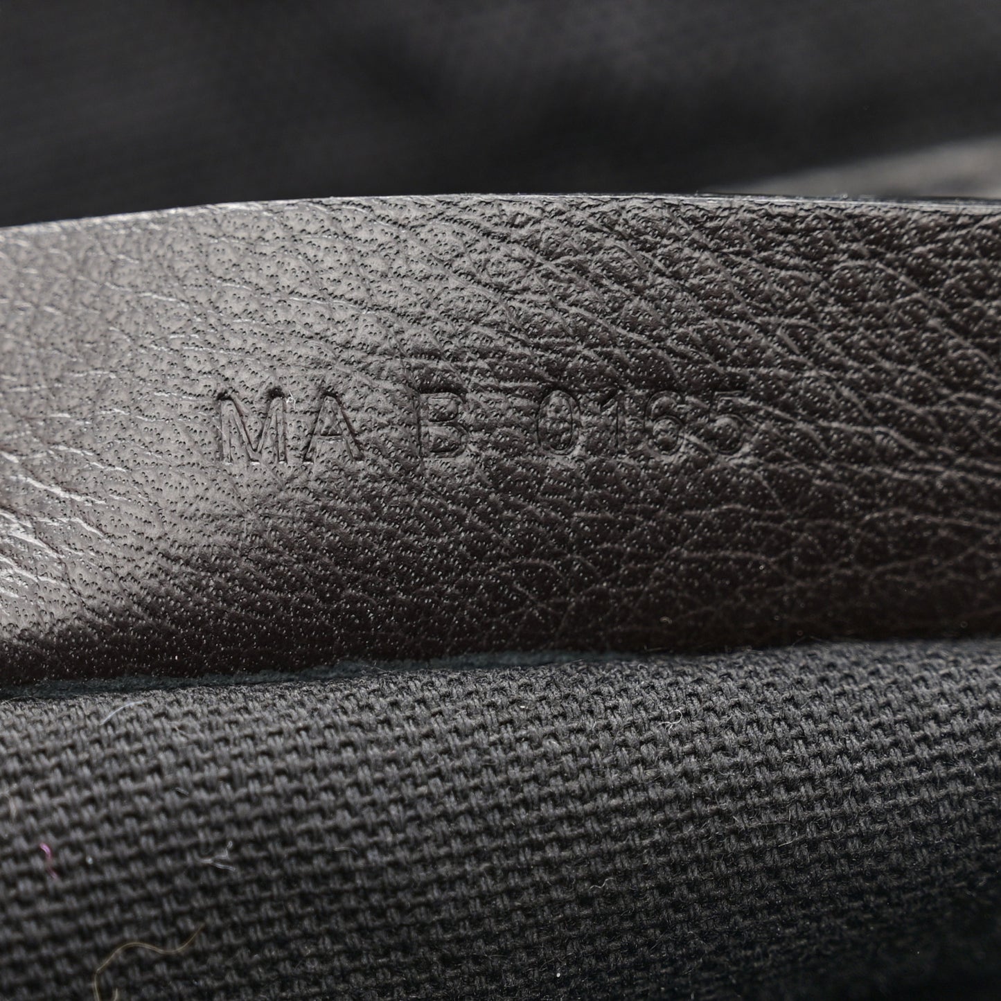 Waxy Grained Calfskin Medium Nightingale Black