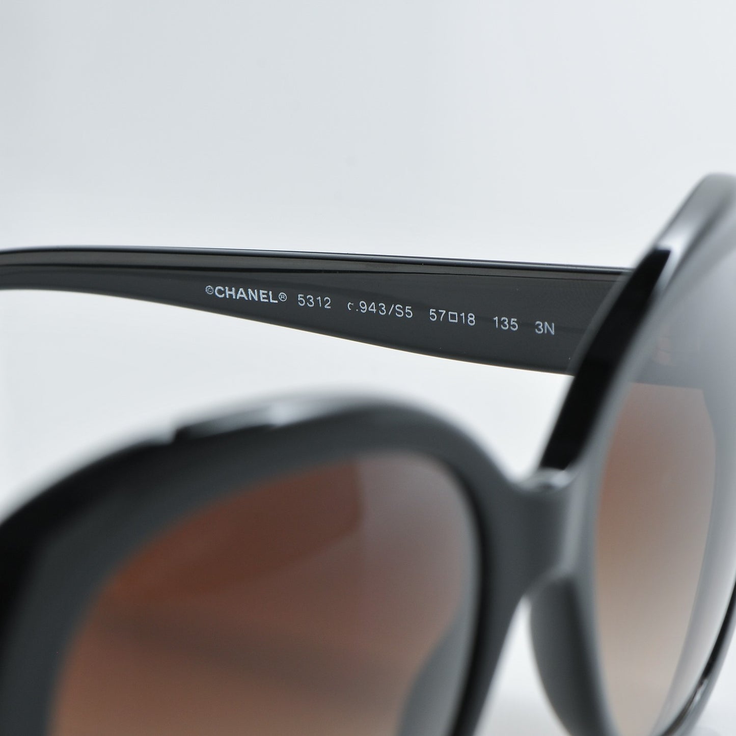 Signature Oval Sunglasses 5312 Black