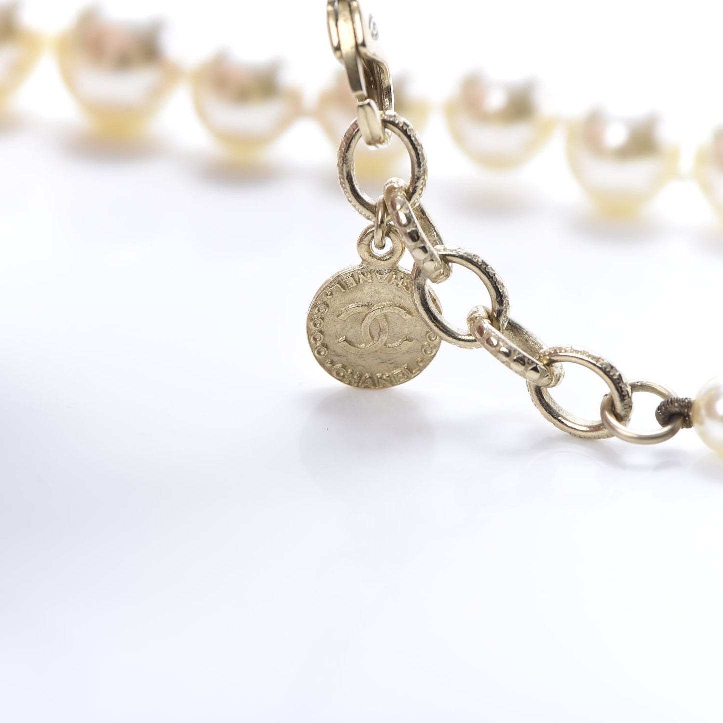 Graduated Pearl CC Short Necklace Gold