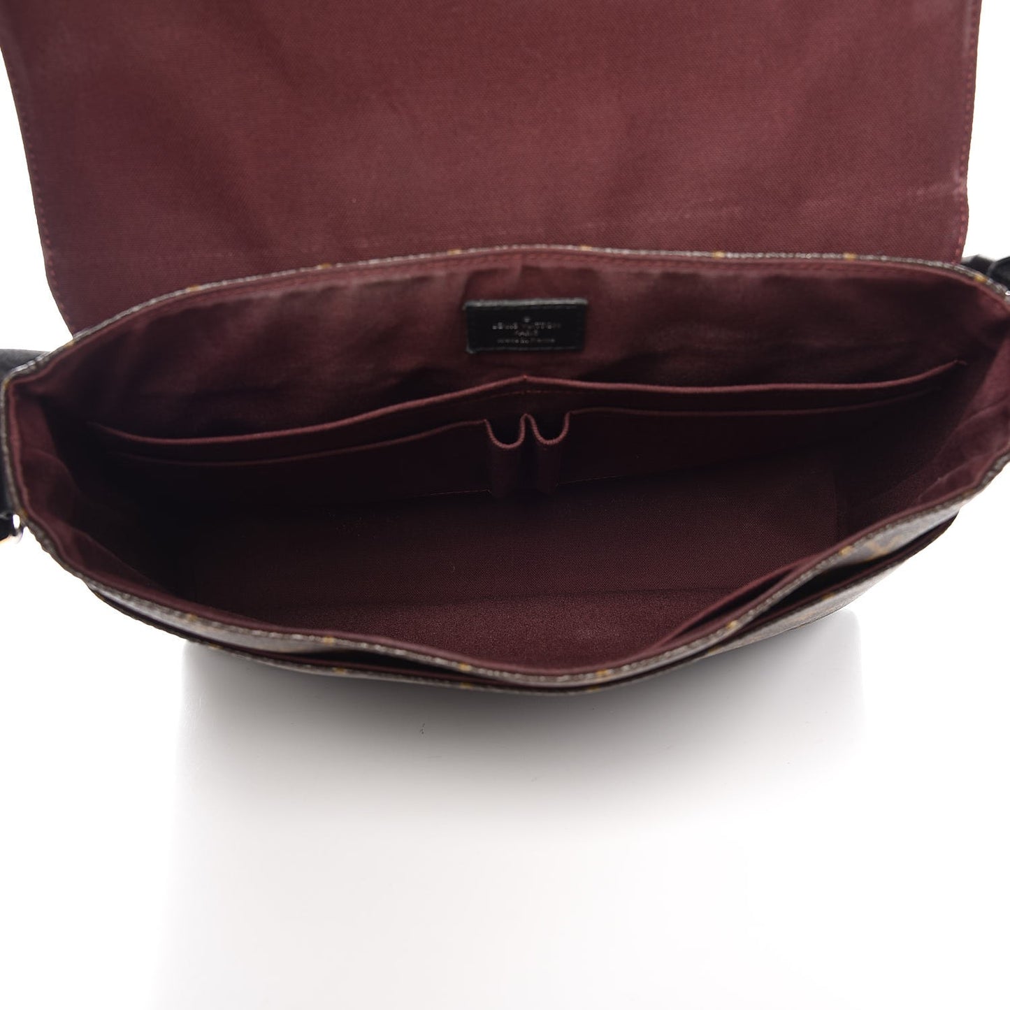 Monogram Macassar District MM