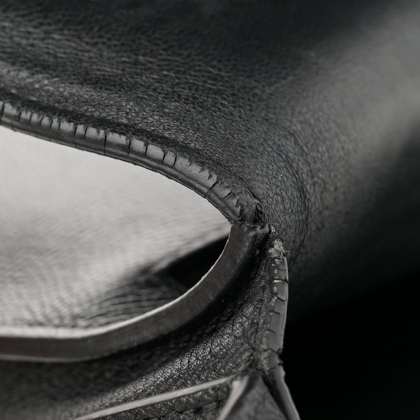 Grained Calfskin Compact Trotteur Black