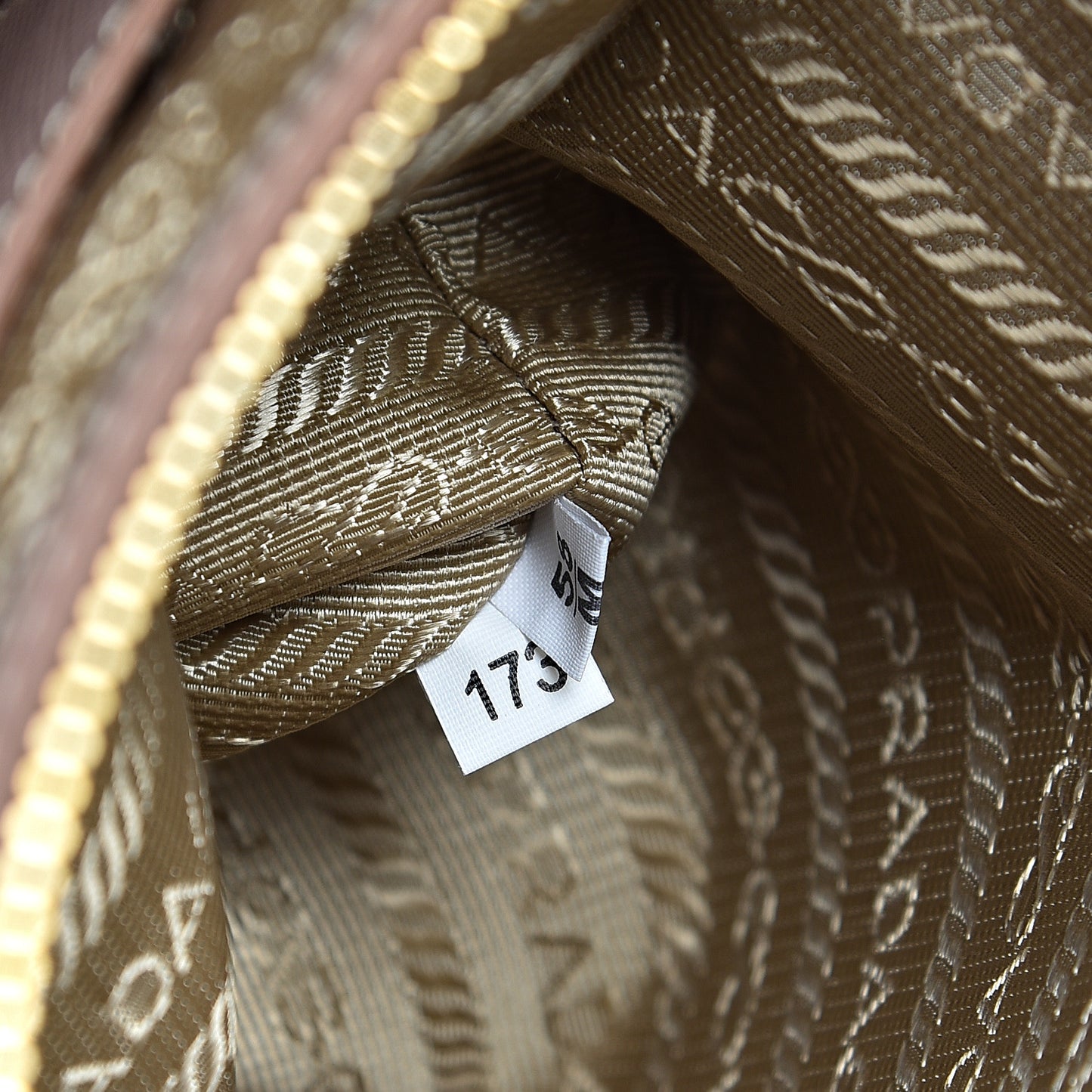 Saffiano Medium Galleria Double Zip Tote Cammeo
