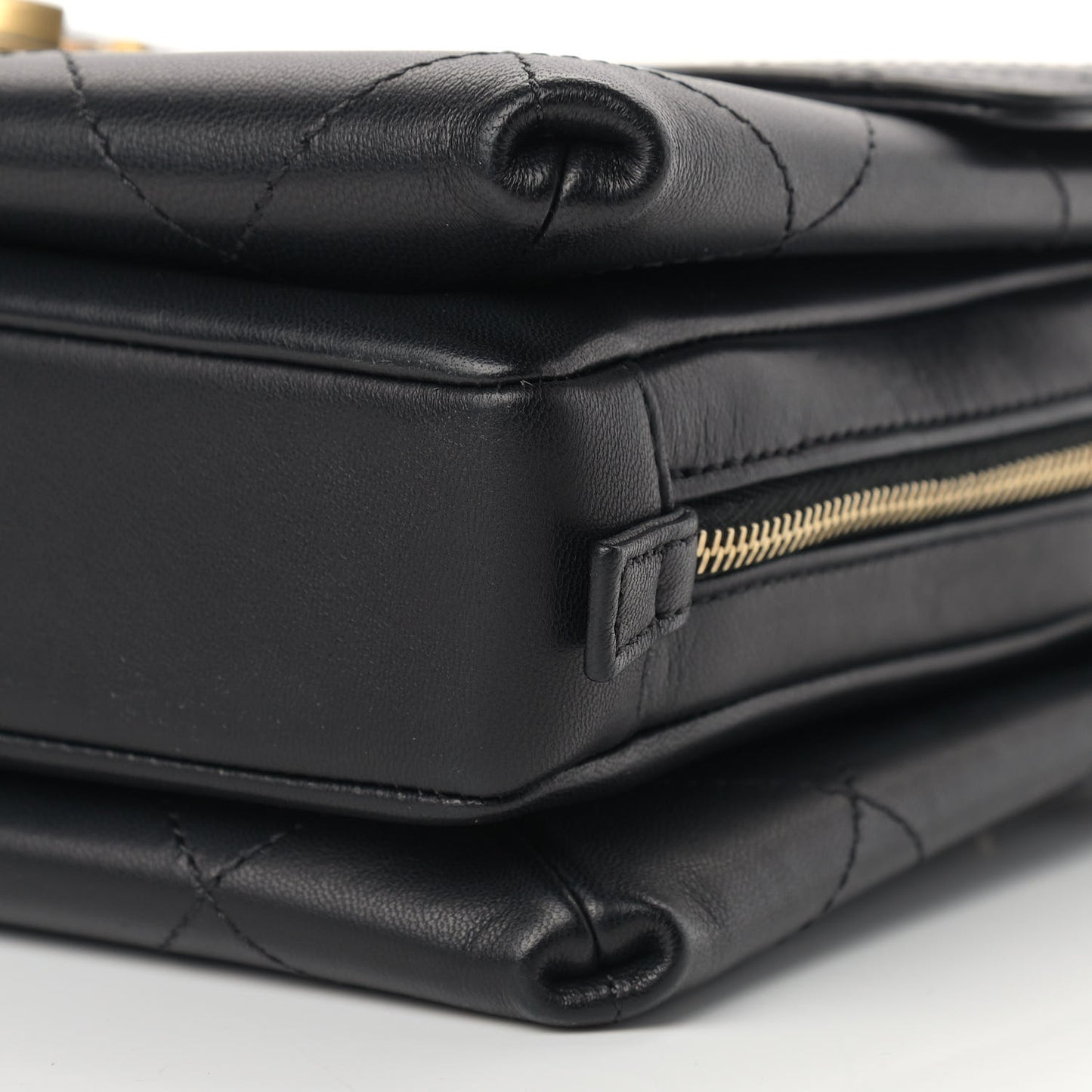 Lambskin Medium Sleek And Chic Flap Black