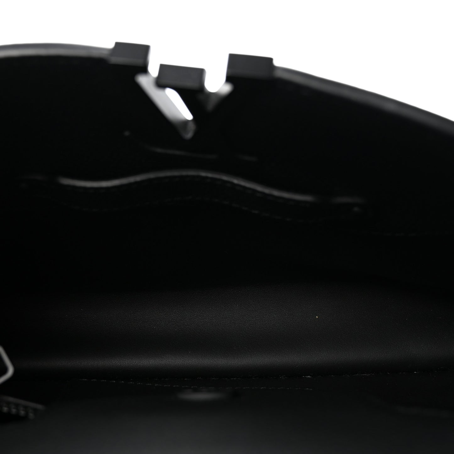 Taurillon Capucines East West MM Matte Black