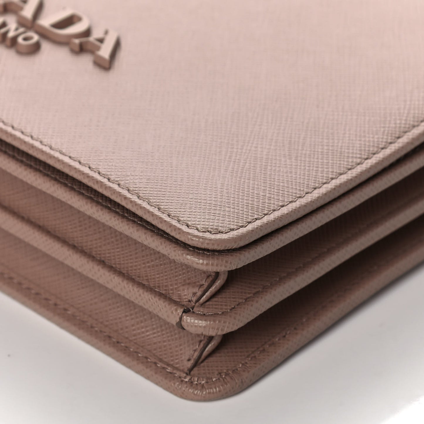 Saffiano Lux Monocrome Chain Wallet Cipria
