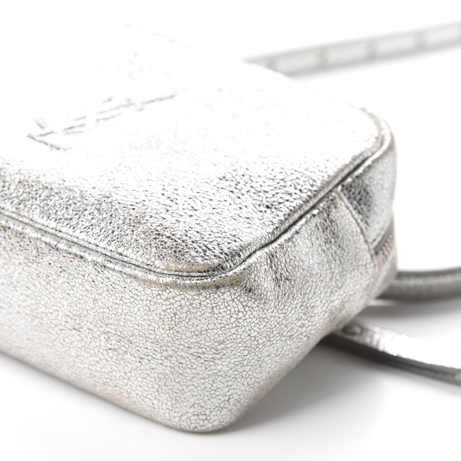 Saint Laurent Metallic Lambskin Monogram Lou Belt Bag Argento 7 of 10