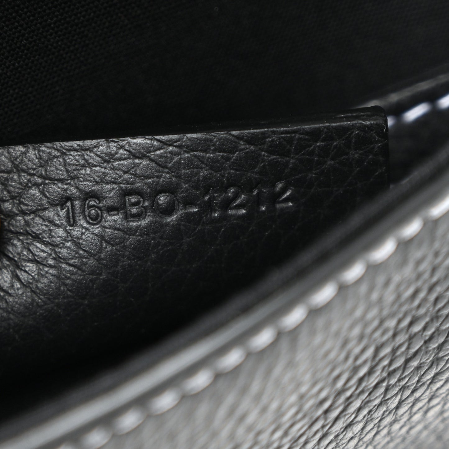 Grained Calfskin Vertical Saddle Pouch With Strap Black