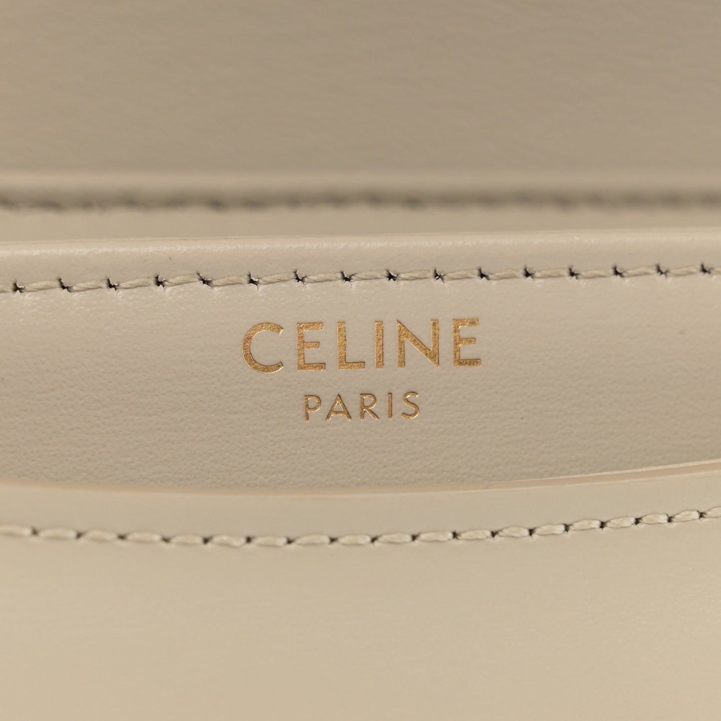 Shiny Calfskin Triomphe Besace Clea Pebble