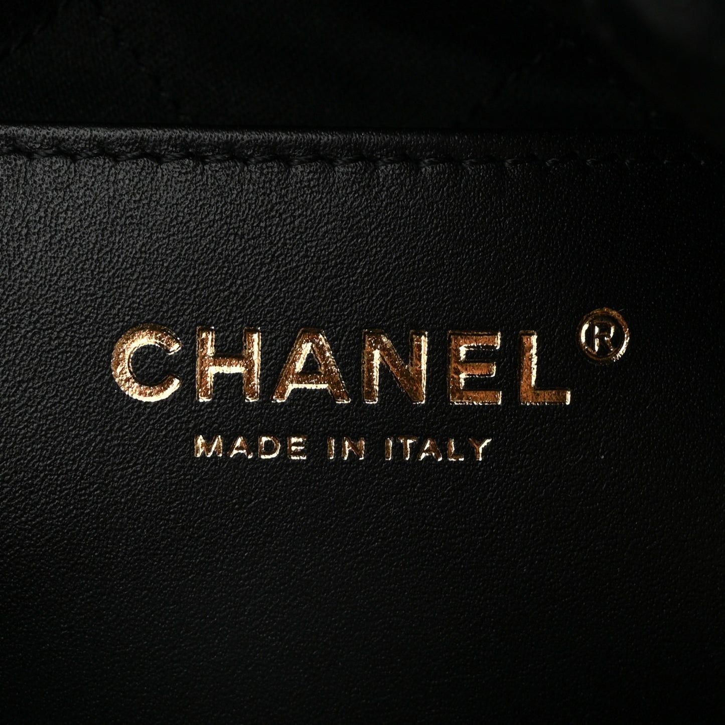 Shiny Calfskin Quilted Pearl CC Chain Mini Chanel 22 Black
