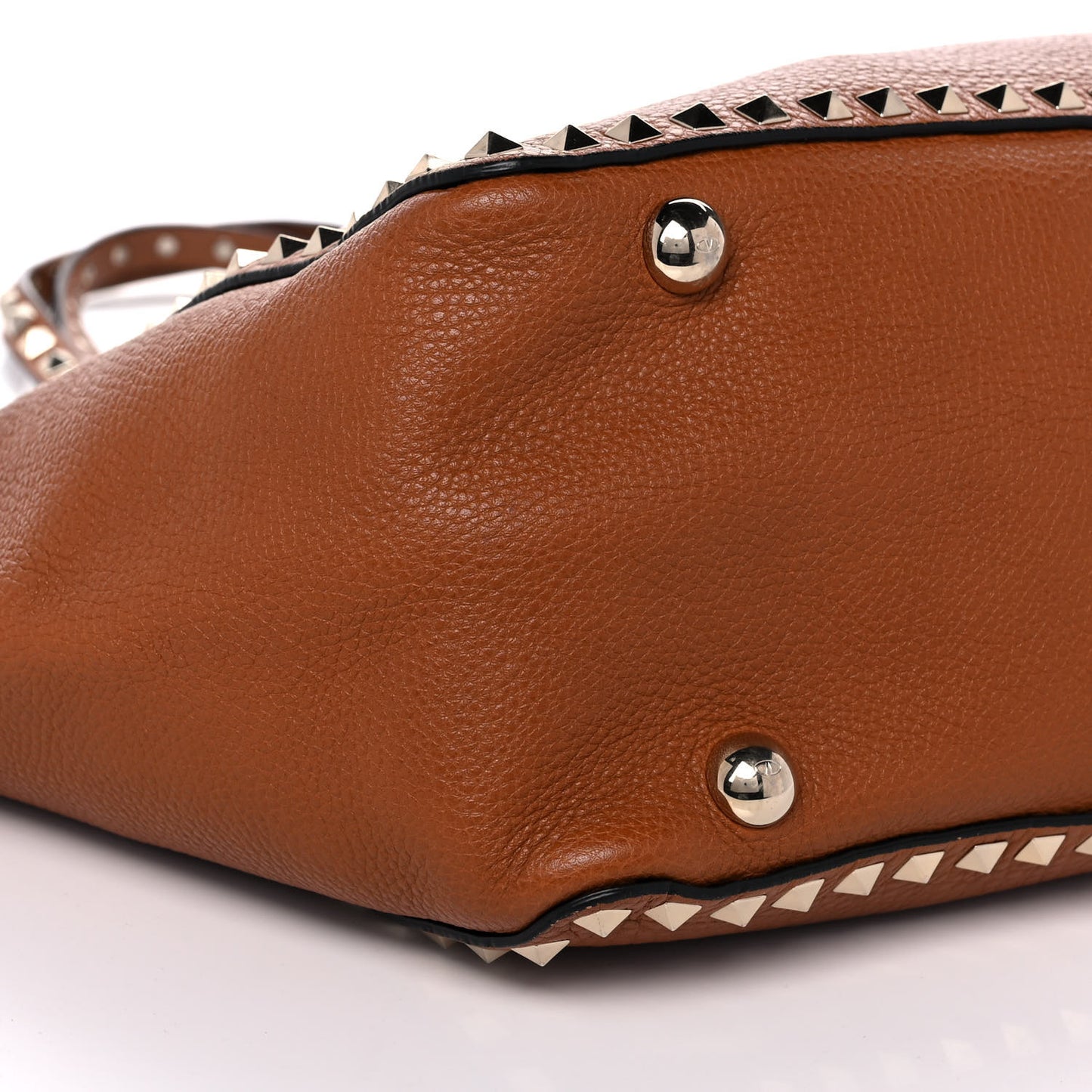 Pebbled Calfskin Medium Rockstud Tote Light Cuir