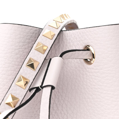Valentino Garavani Grainy Calfskin Calfskin Rockstud Bucket Bag Light Grey 7 of 12