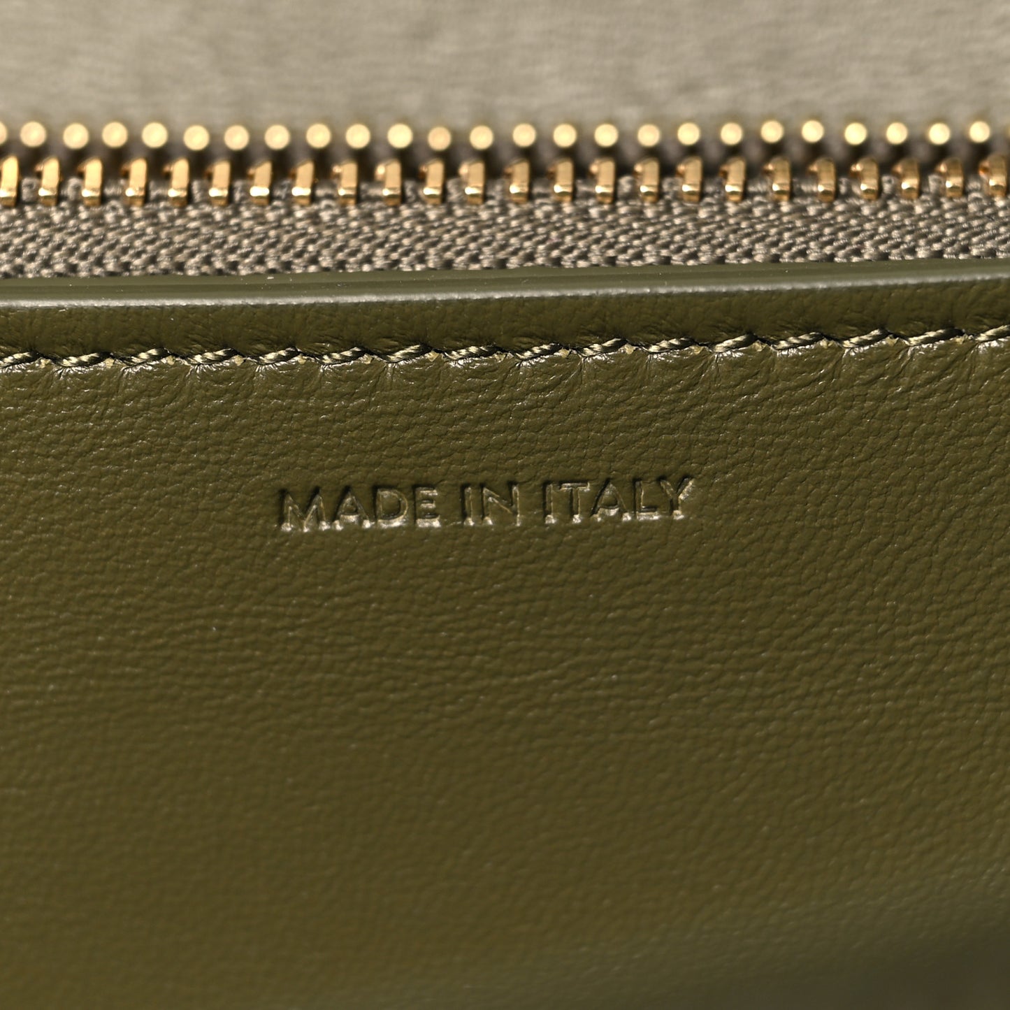 Box Calfskin Classic Box Medium Flap Bag Army Green