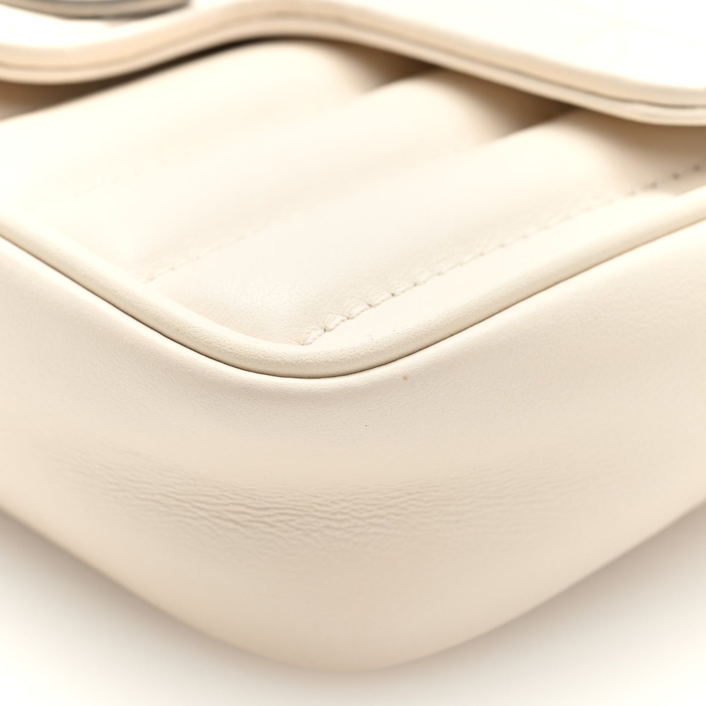 Calfskin Matelasse Aria Super Mini GG Marmont Shoulder Bag Mystic White