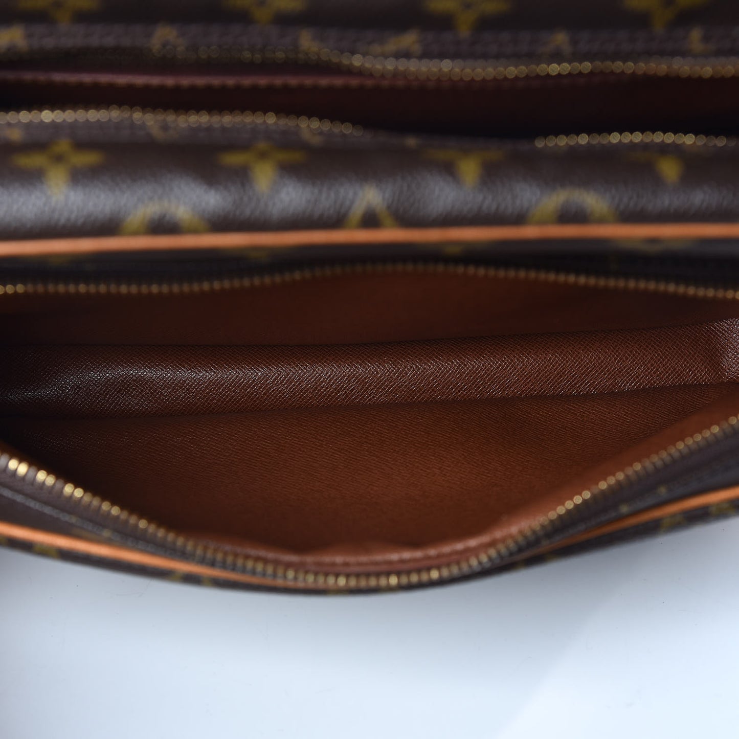 Monogram Nil 28