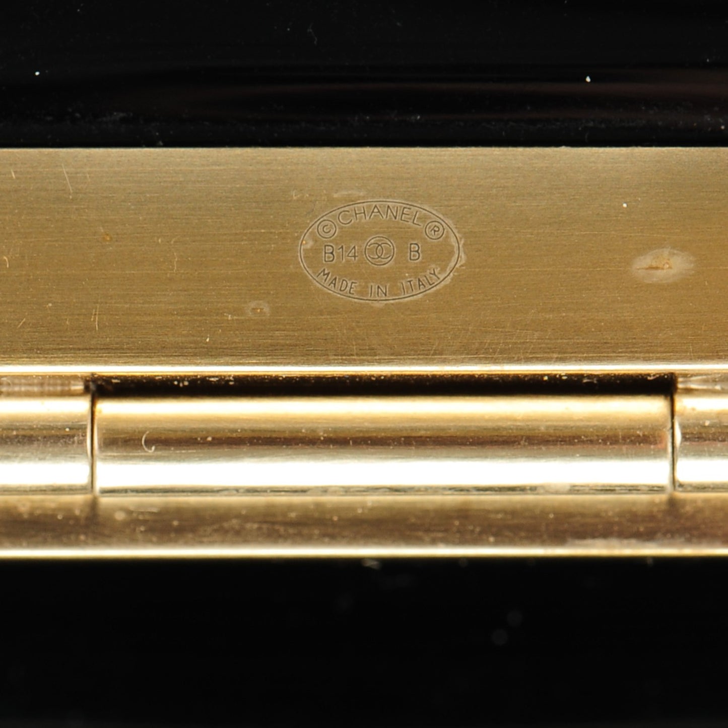 Resin Crystal Pearl CC Cuff Black