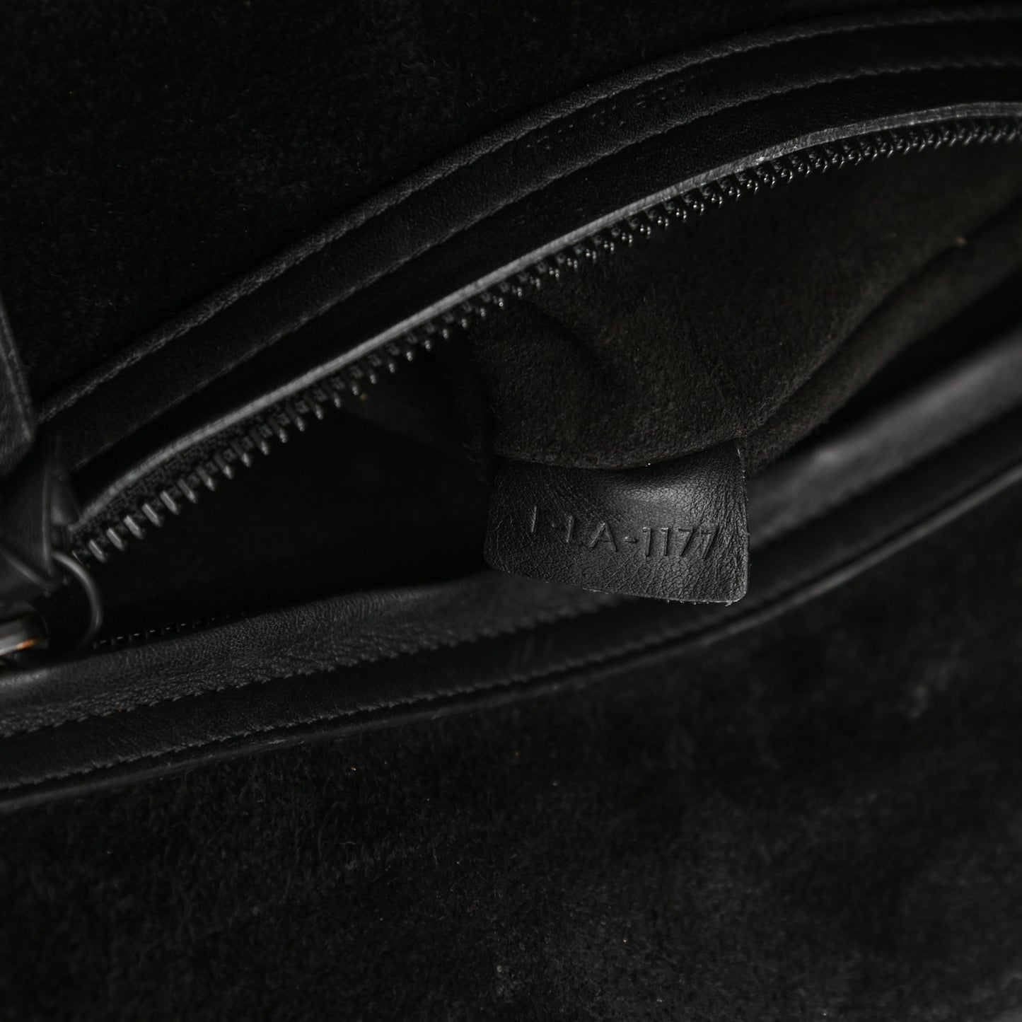 Smooth Calfskin Medium Phantom Luggage Black