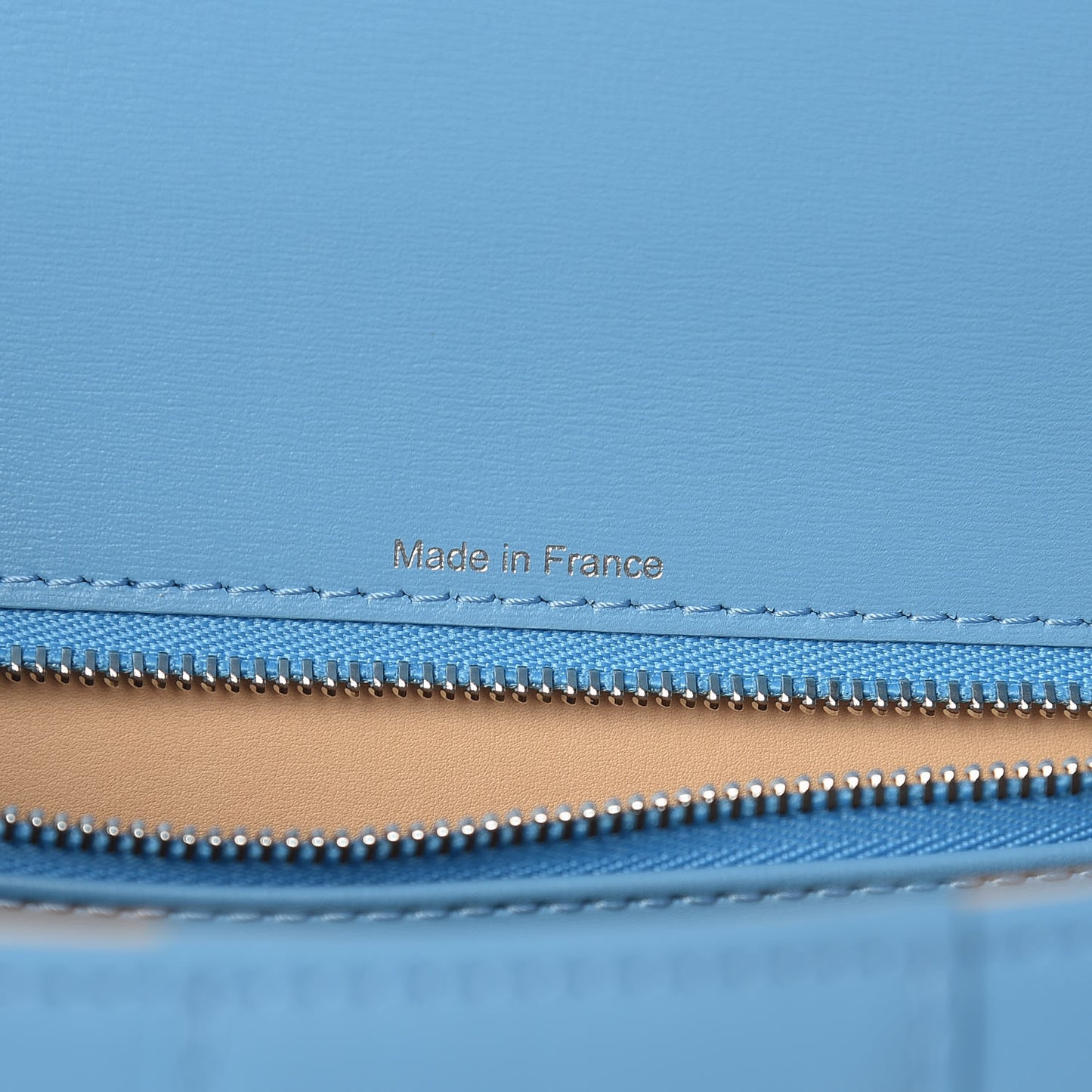 Box Calfskin MM L'Humour Brillant Satchel Ciel
