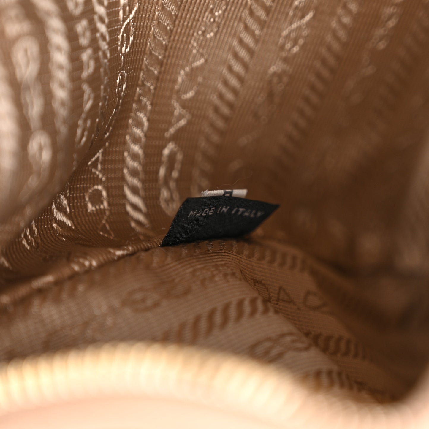 Saffiano Lux Re-Edition 2005 Shoulder Bag Cammeo