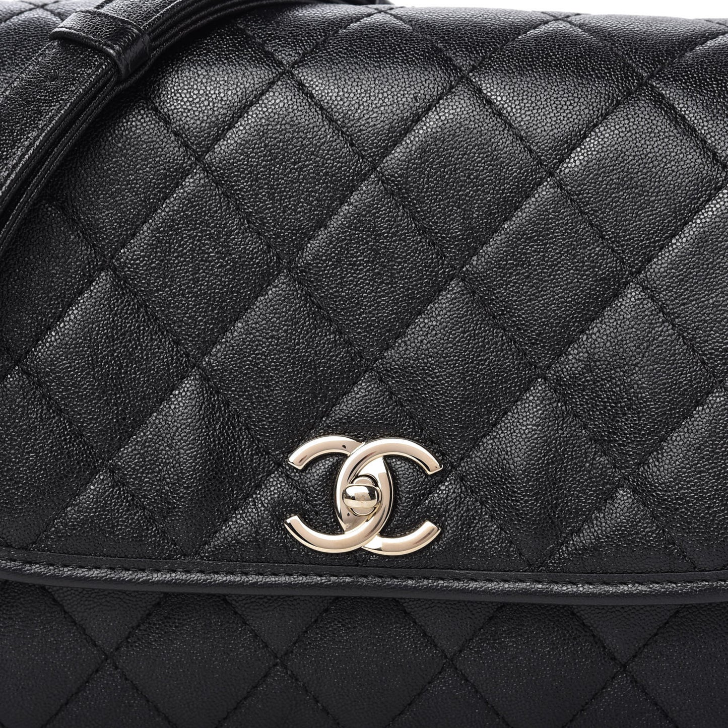 Caviar Quilted Medium Messenger Flap Black