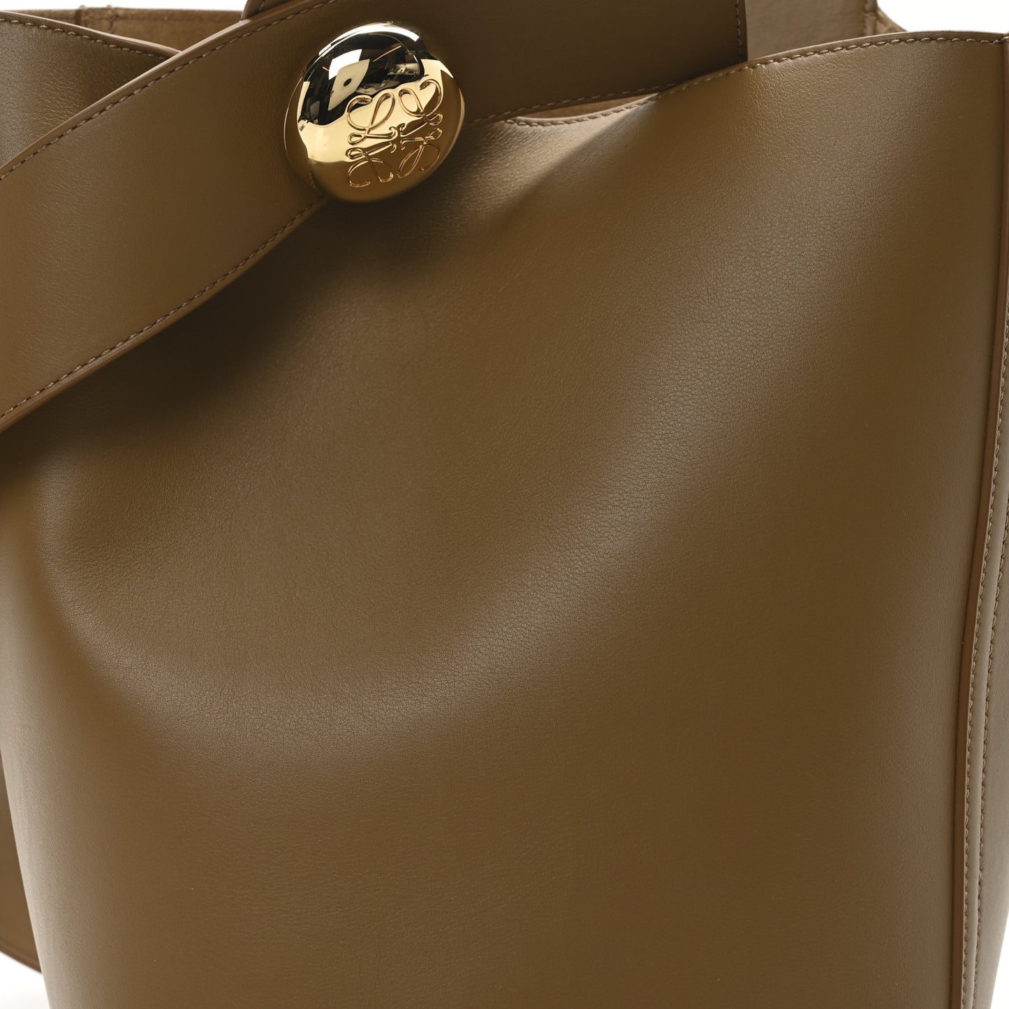 Smooth Calfskin Medium Pebble Bucket Bag Oak