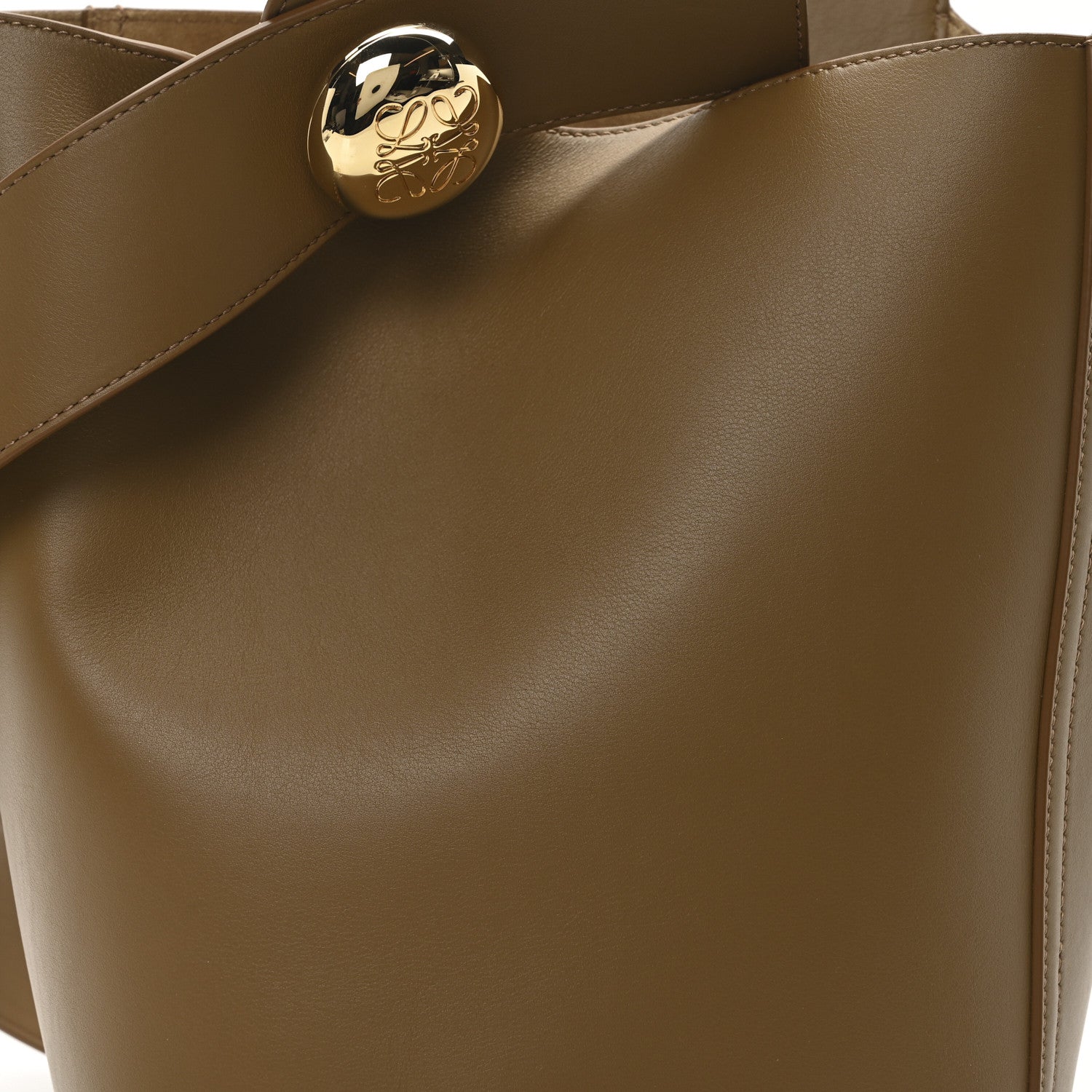 Loewe Smooth Calfskin Medium Pebble Bucket Bag Oak 7 of 9