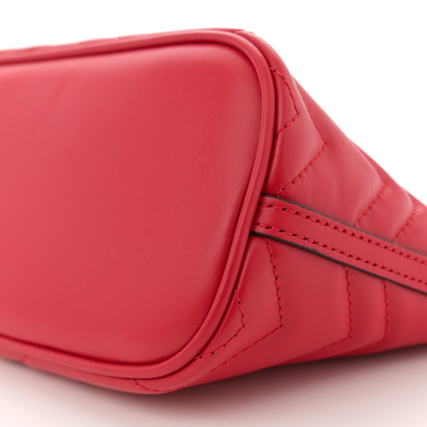 Calfskin Matelasse Chevron GG Marmont Sling Shoulder Bag Rosso