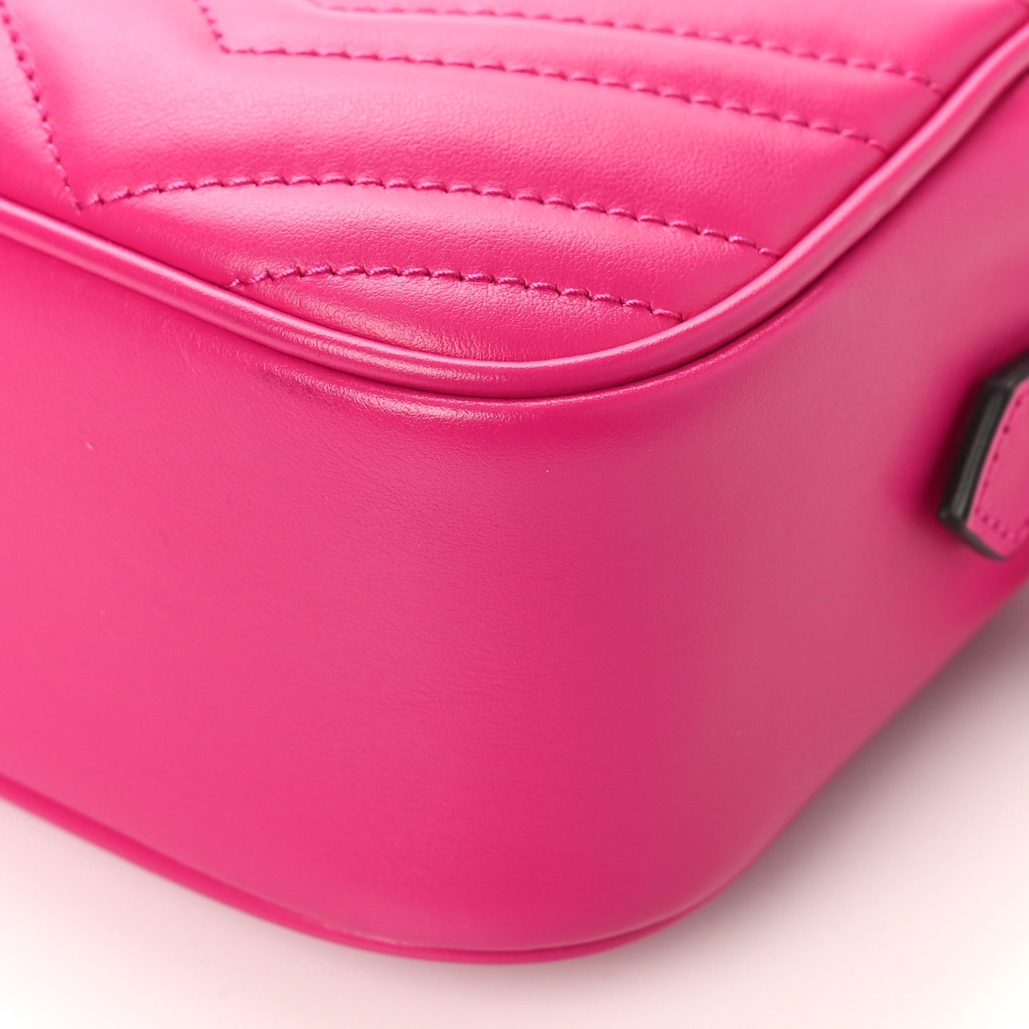 Calfskin Matelasse Monochrome Small GG Marmont Chain Shoulder Bag Classic Fuxia