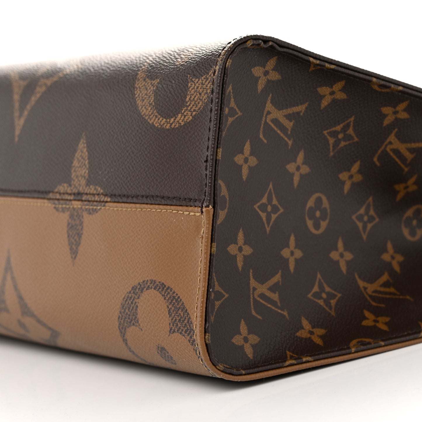 Reverse Monogram Giant Onthego MM