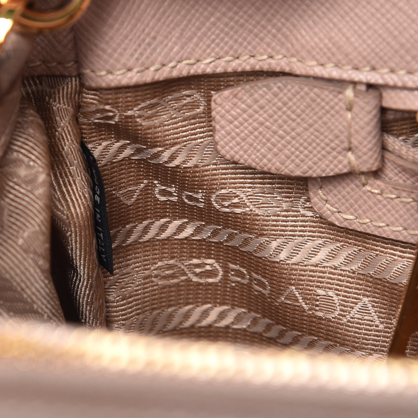 Saffiano Medium Galleria Double Zip Tote Cammeo