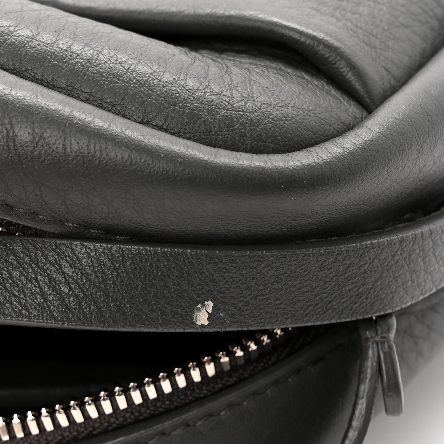 Calfskin Logo S Everyday Camera Bag Gris Fossile