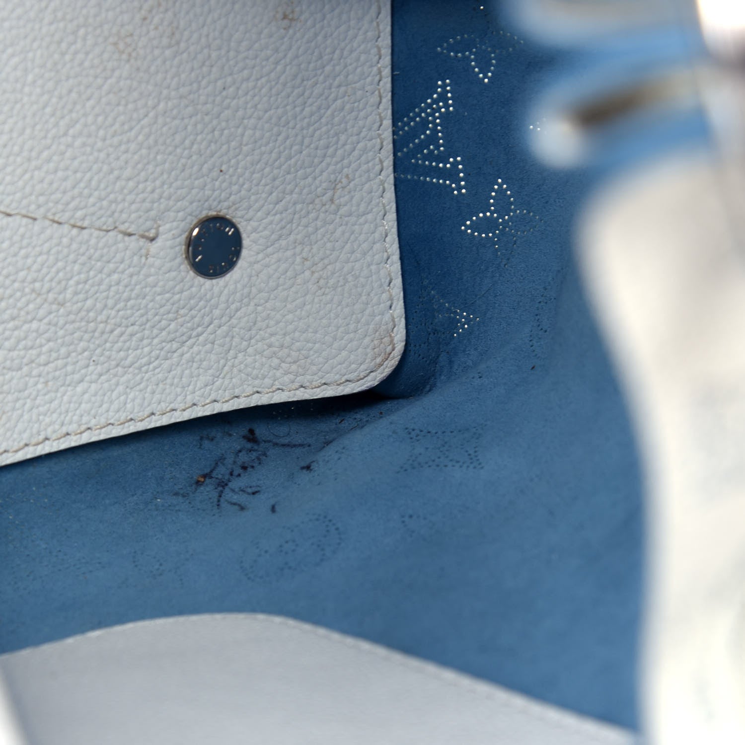 Louis Vuitton Mahina Carmel Hobo Snow 11 of 11