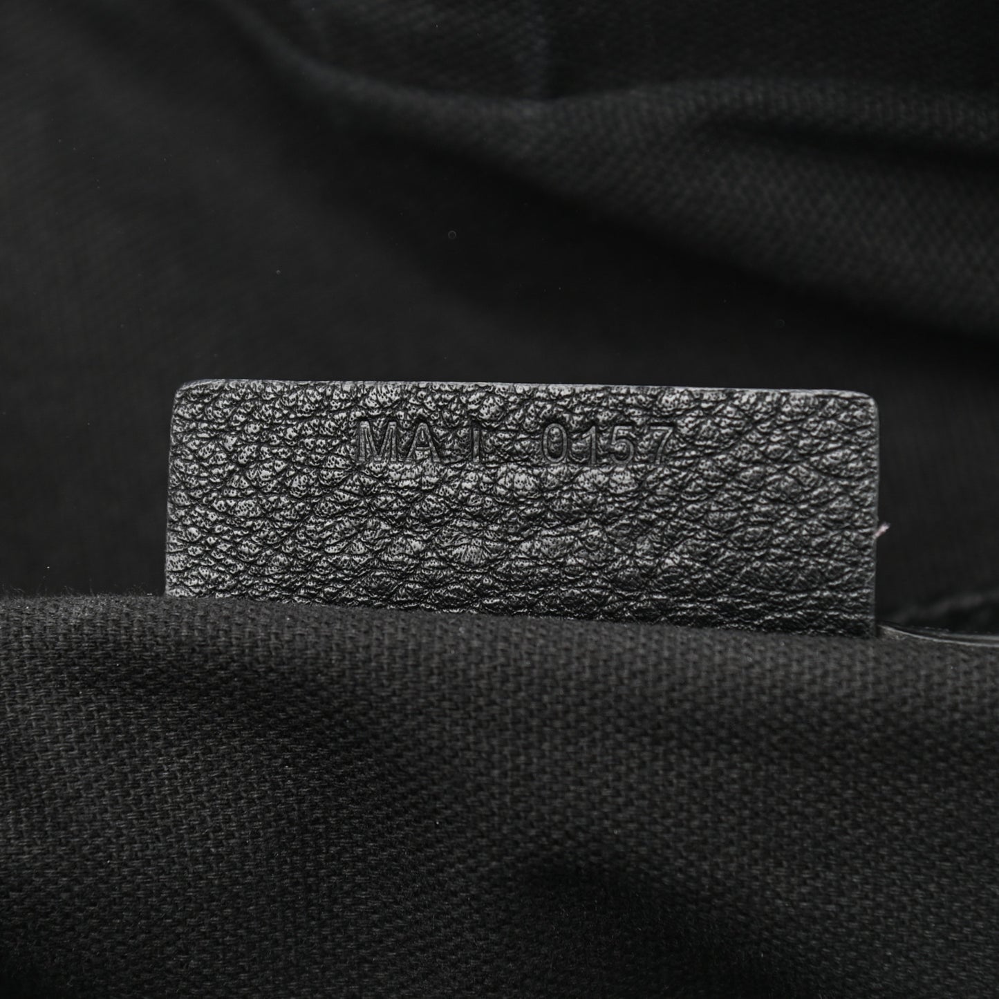 Waxy Grained Calfskin Medium Nightingale Black