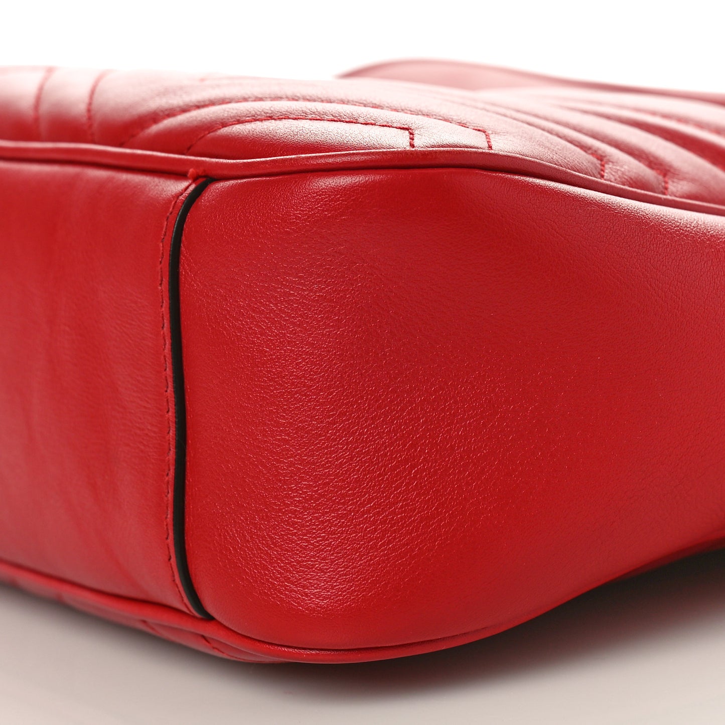 Calfskin Matelasse Medium GG Marmont Chain Shoulder Bag Hibiscus Red