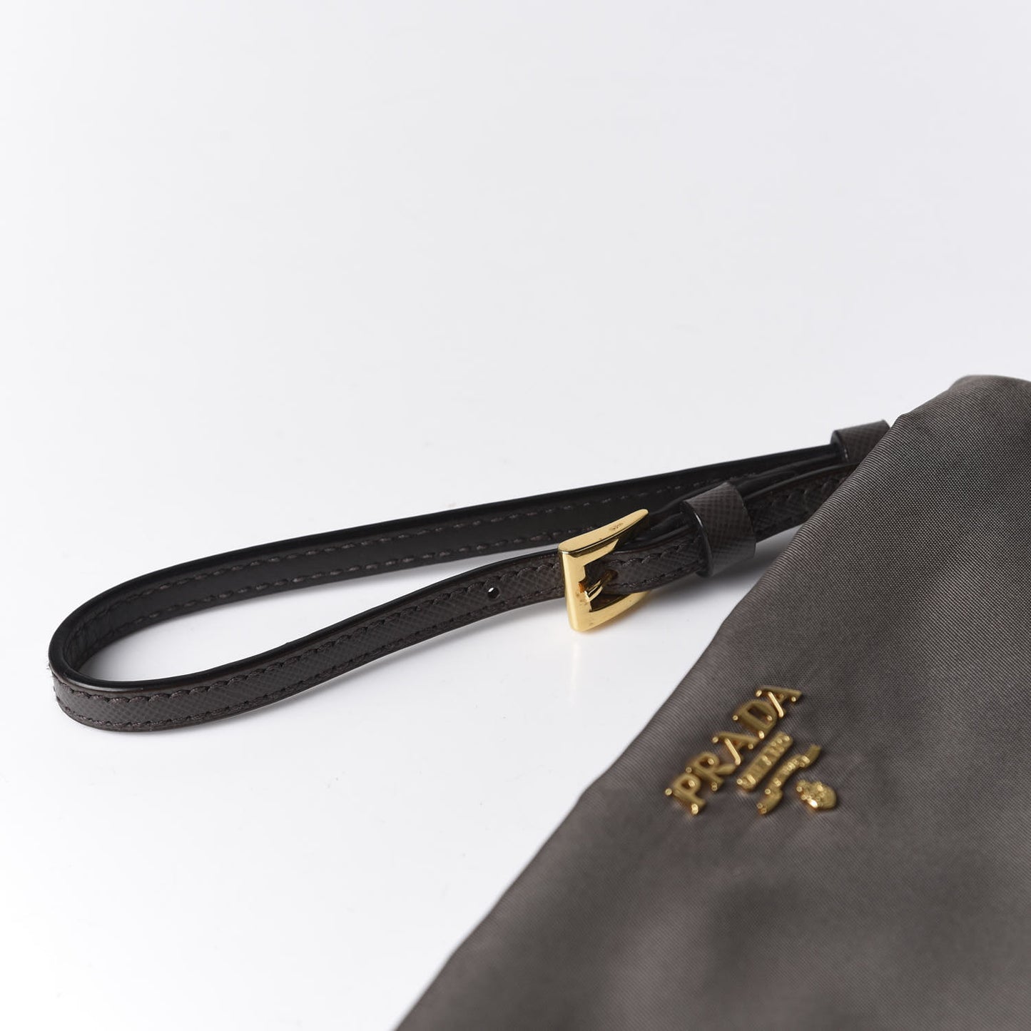 Tessuto Nylon Saffiano Wristlet Fumo