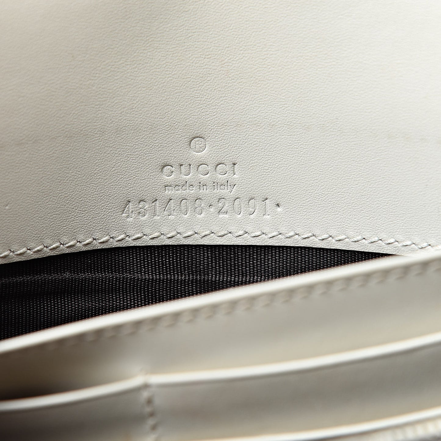 Guccissima Signature Bowy Chain Wallet Mystic White