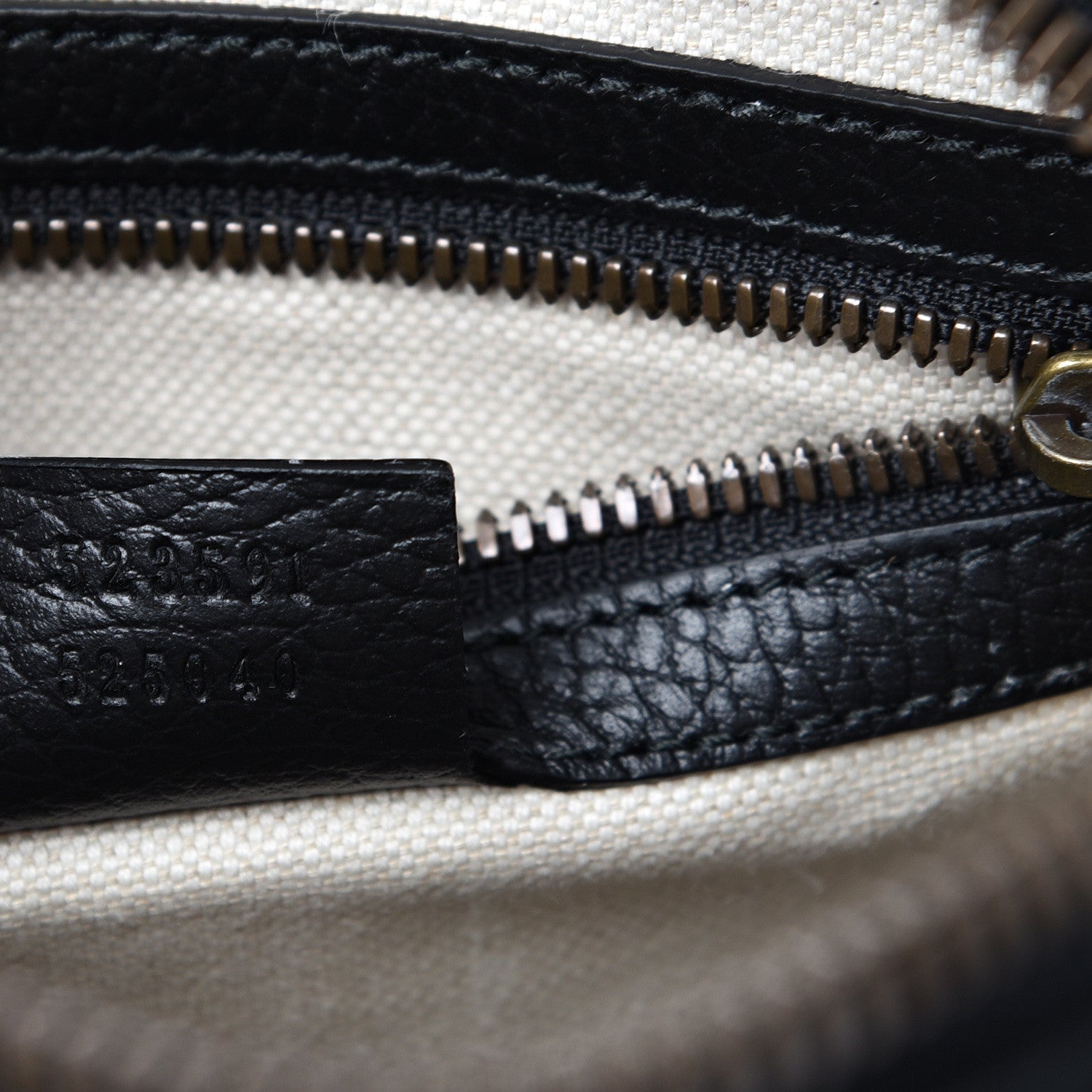Gucci Grained Calfskin Logo Messenger Bag Black 6 of 12