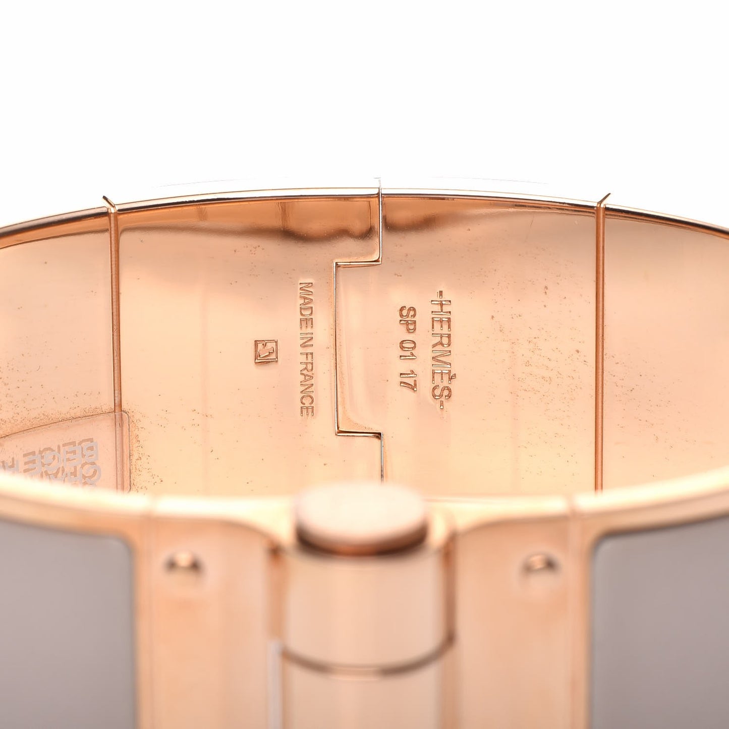 Enamel Charniere Uni Wide Hinged Bracelet M Beige Rose