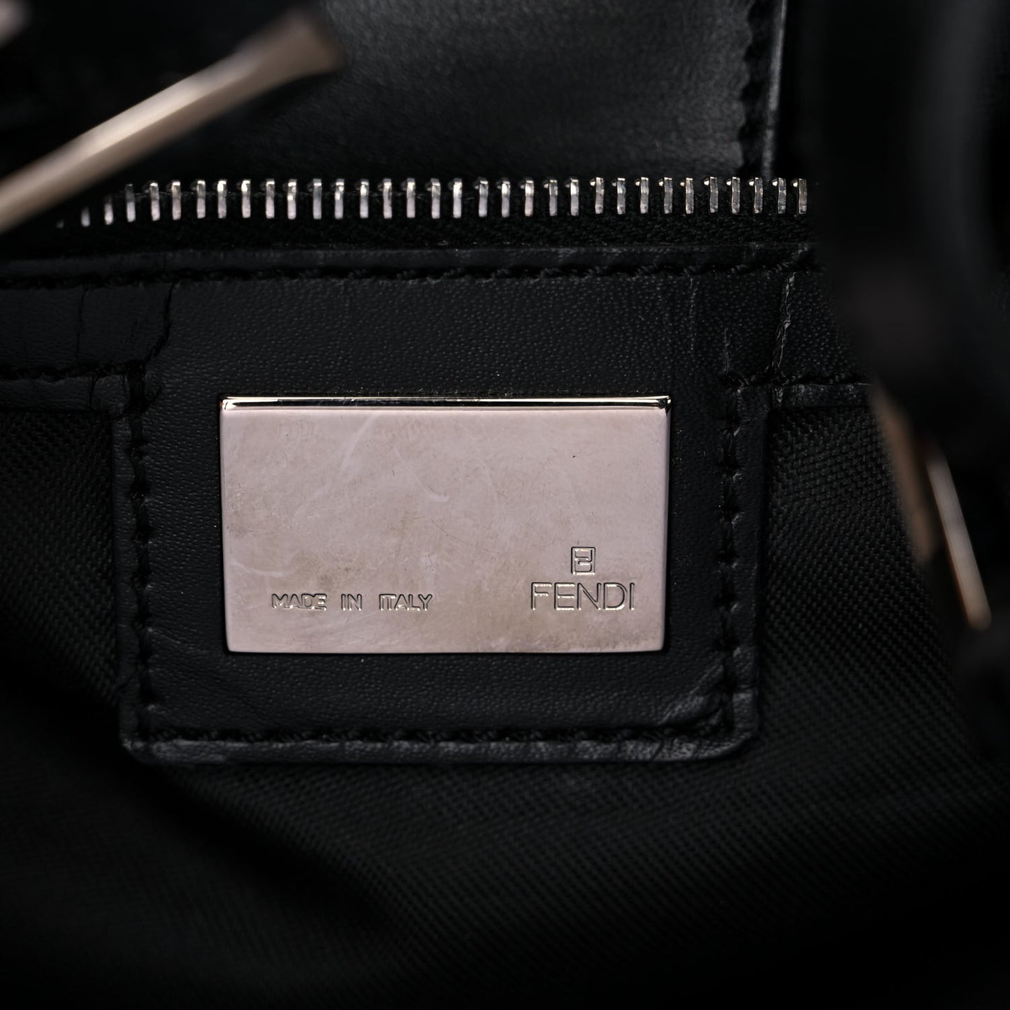 Zucchino Vitello Shoulder Bag Black