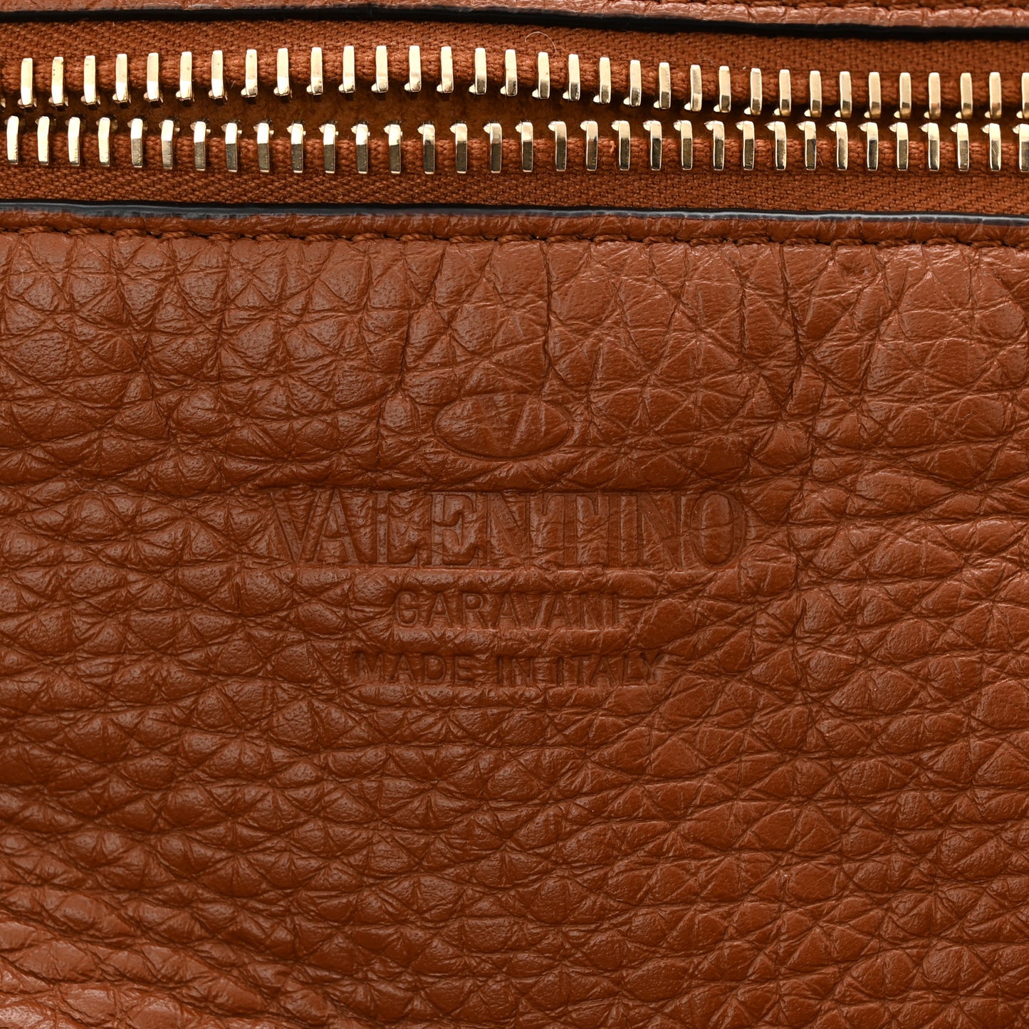 Pebbled Calfskin Medium Rockstud Tote Light Cuir
