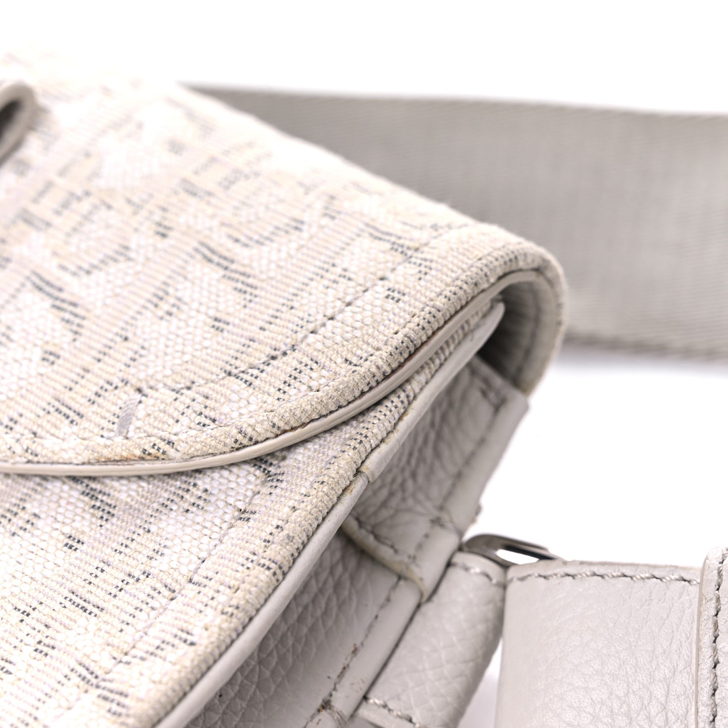 Oblique Saddle Messenger Pouch Beige