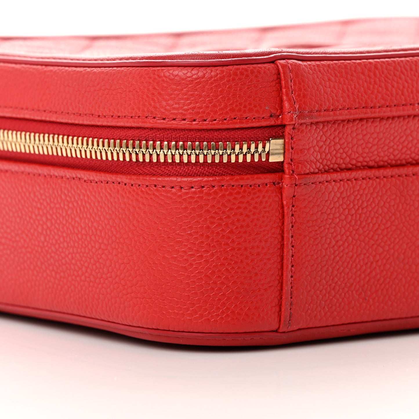 Caviar Quilted Medium CC Filigree Vanity Case Red