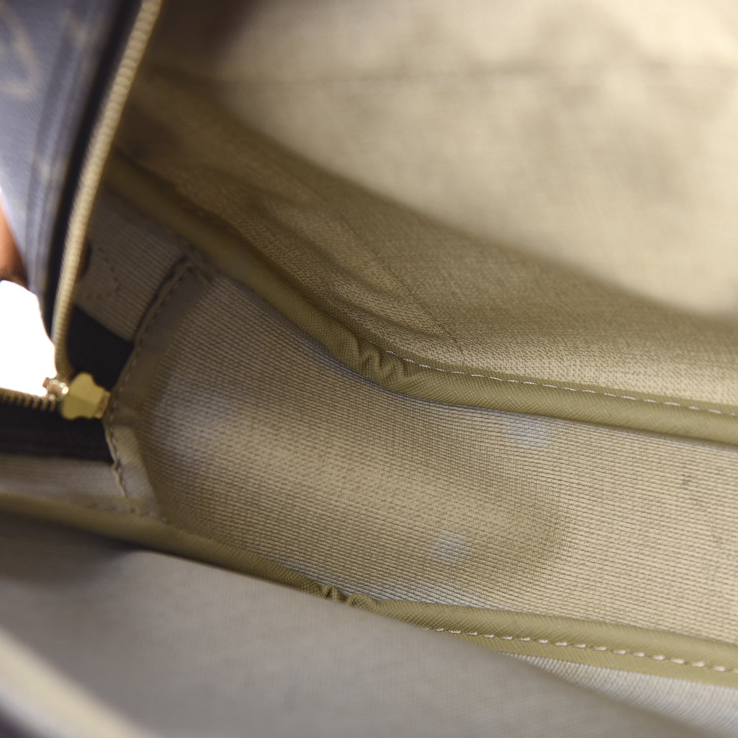 Louis Vuitton Monogram Reporter PM 6 of 11