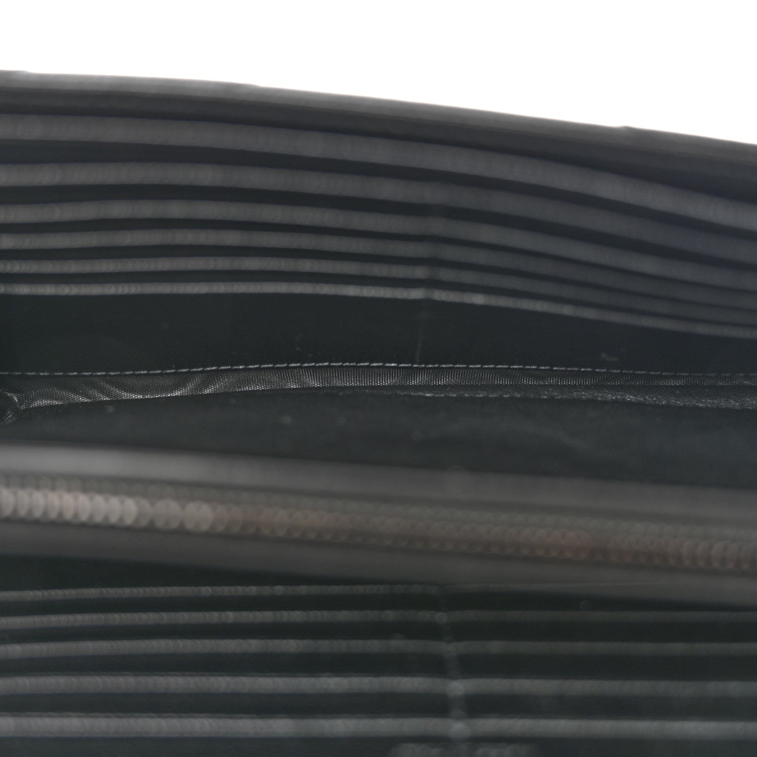 Saint Laurent Grain De Poudre Matelasse Chevron Monogram Monochrome Chain Wallet Black 5 of 12