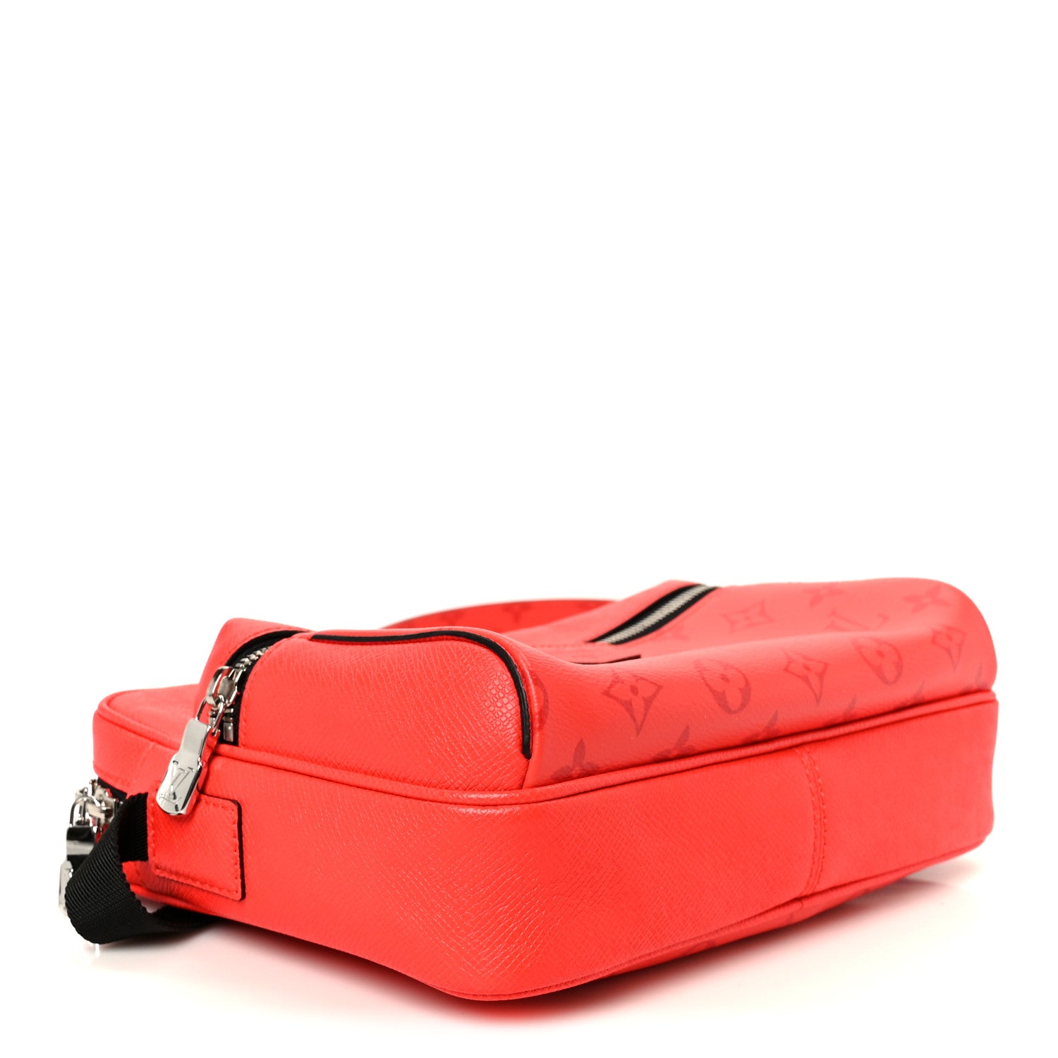 Louis Vuitton Taigarama Outdoor Messenger Red 1882448 – FASHIONPHILE