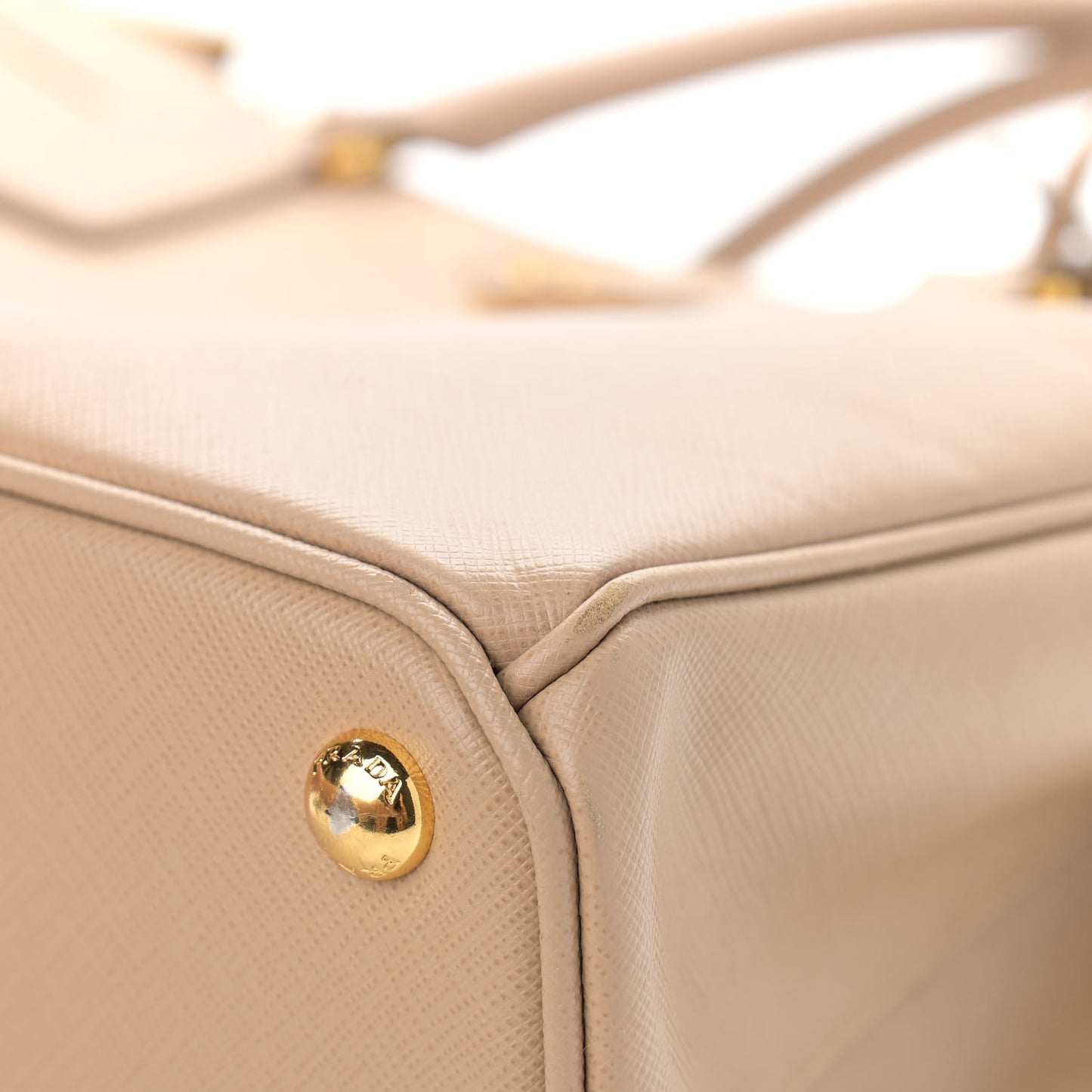 Saffiano Medium Galleria Double Zip Tote Sabbia