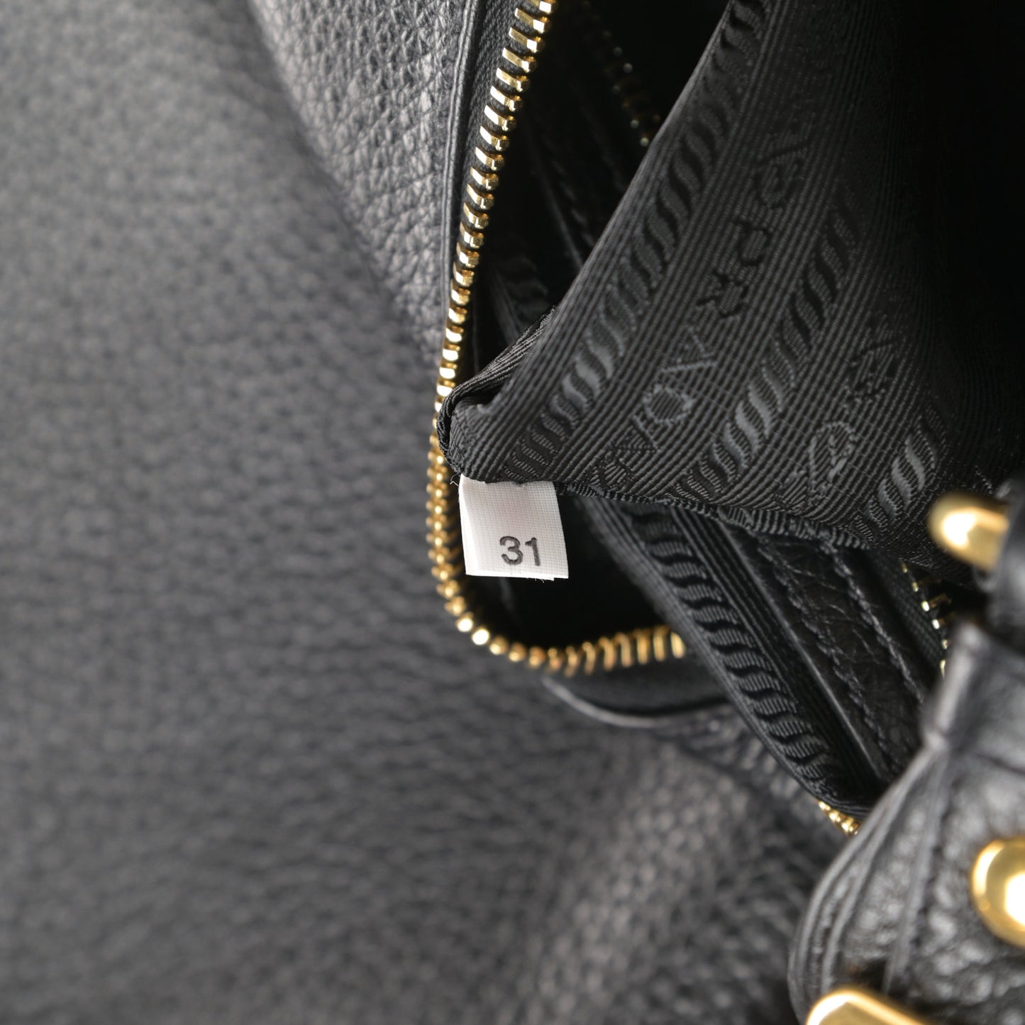 Vitello Daino Hobo Black