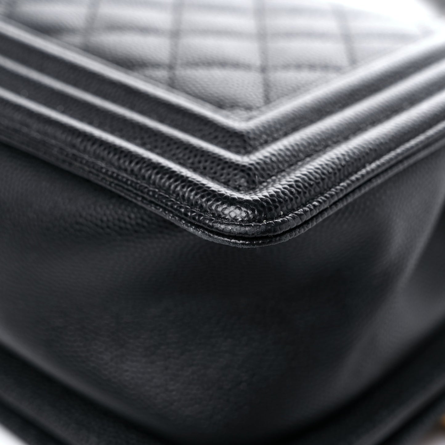 Caviar Quilted Medium Boy Flap Black