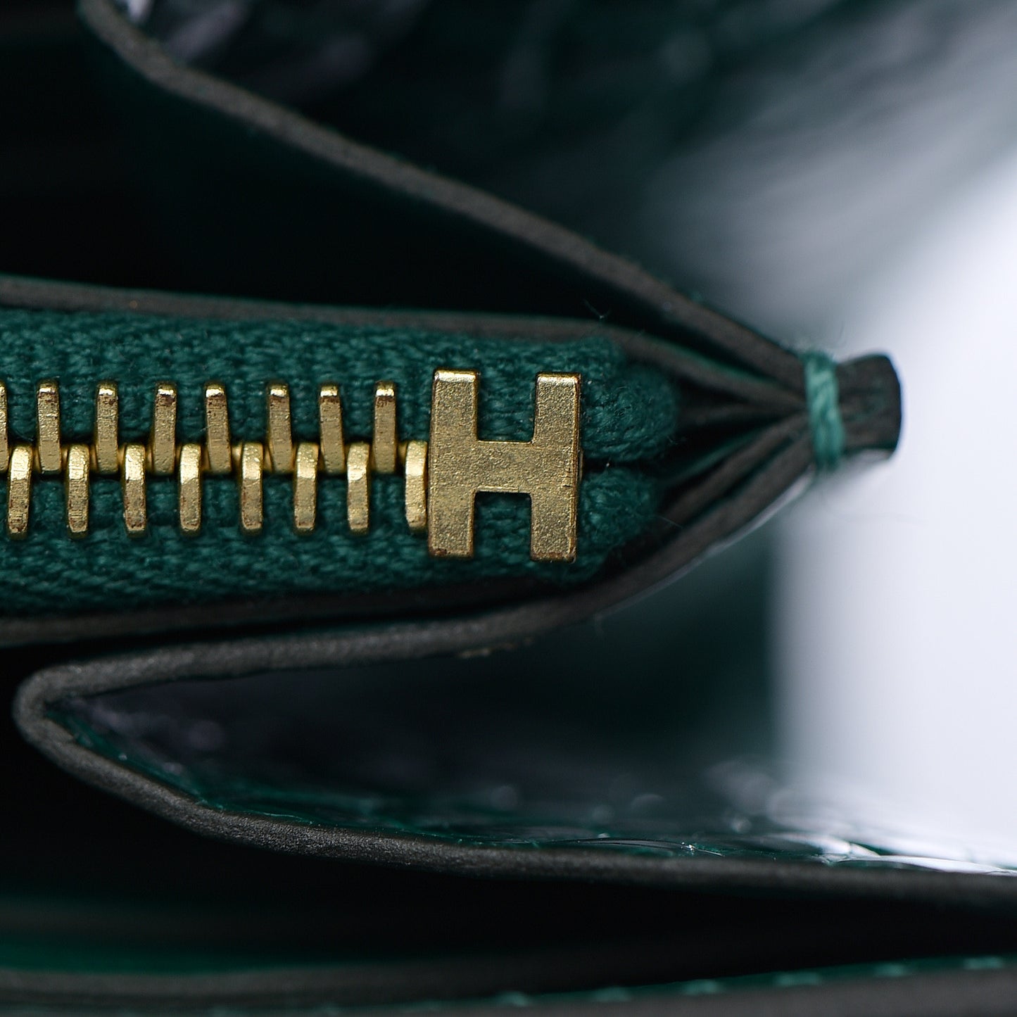 Shiny Alligator Kelly Longue Wallet Vert Emeraude