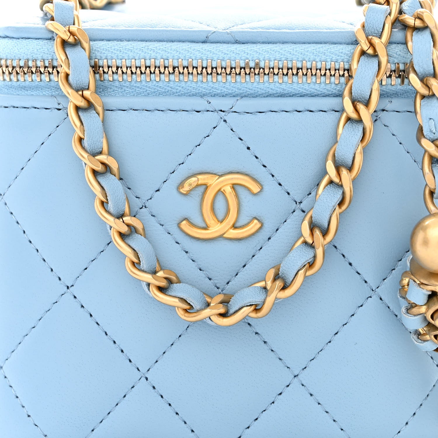 CHANEL ライトブルー ミニバニティーバッグ Chanel Lambskin Quilted Pearl Crush Mini Vanity Case With Chain